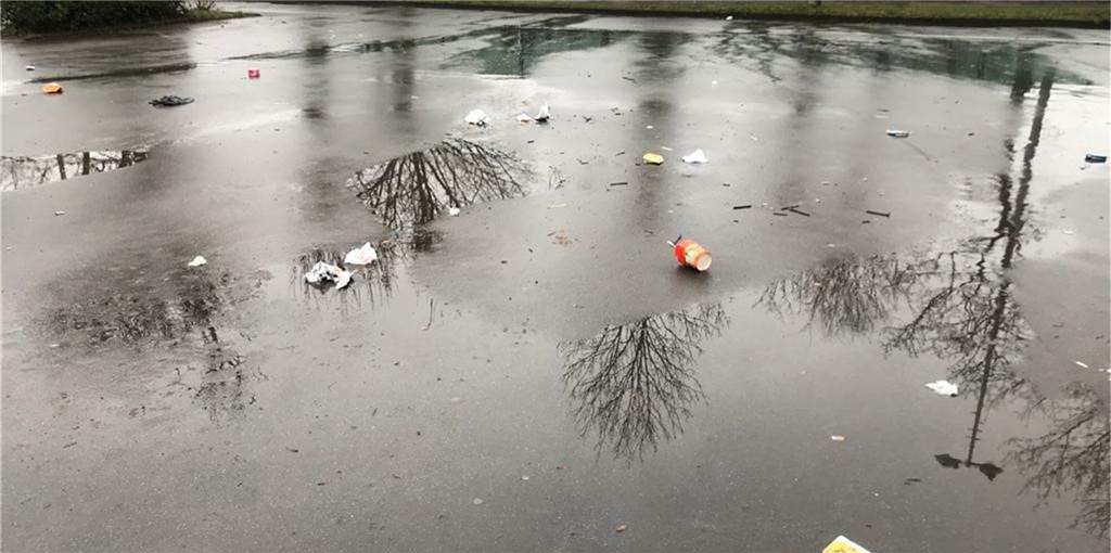 „Tuner“ auf Parkplatz Cappenberger See: Szene lässt Fastfood-Müll liegen Anwohner ärgern sich über achtlos weggeworfene Fastfood-Verpackungen auf dem Parkplatz am Cappenberger See. Hier soll ein Treffpunkt der Tuning-Szene sein.