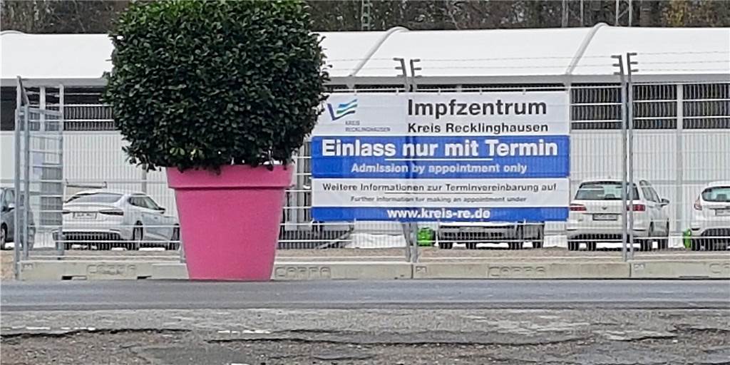 Corona-Impfstoff reißt Lücken bei Rettungsdiensten im Kreis Recklinghausen Besucher des Impfzentrums werden nur mit einem Termin eingelassen. Sie sollten auch nicht vor der Zeit dort erscheinen, damit sich keine langen Schlangen bilden.