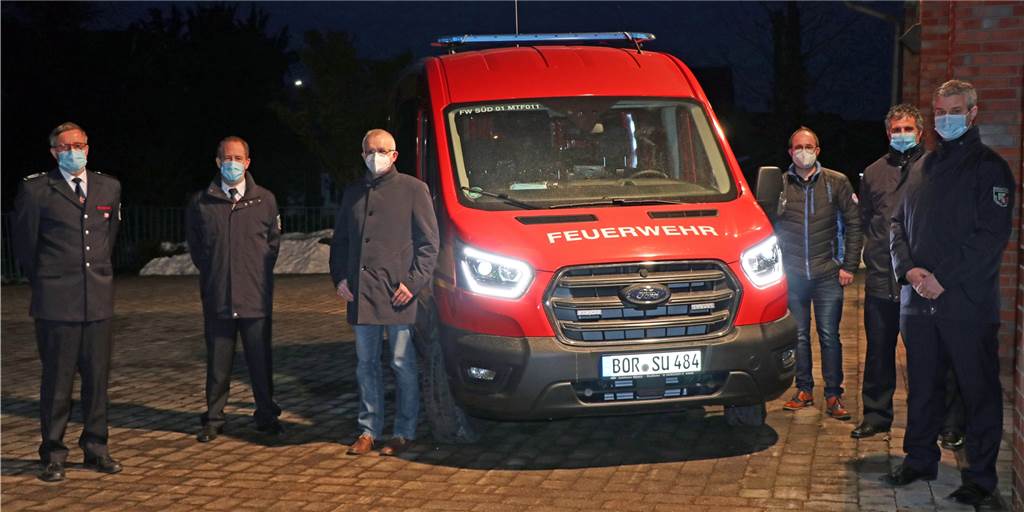 Mit Video: Der Fuhrpark der Südlohner Feuerwehr hat Zuwachs bekommen Das neue Mannschaftstranportfahrzeug wurde am Dienstagabend am Gerätehaus in Südlohn offiziell übergeben. Mit dabei waren (v. l.) Feuerwehrchef Udo Bußkamp, Georg Brinkmann (Feuerwehr), Bürgermeister Werner Stödtke, Ordnungsamtsleiter Matthias Lüke, Hendrik Tenk und Karsten Tenk (Feuerwehr).