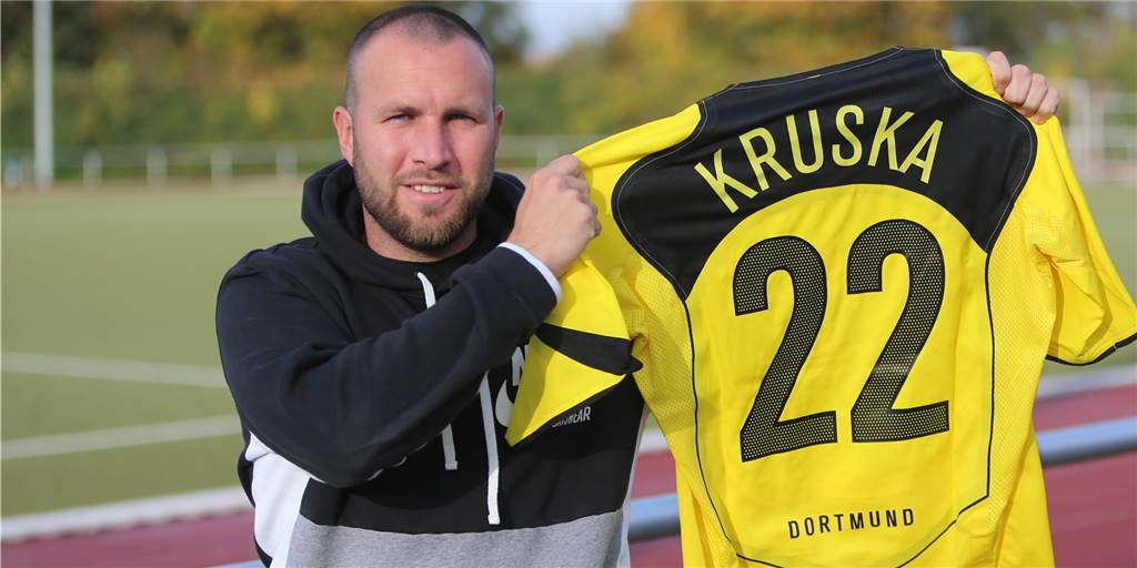 Marc Kruska schaut einem Kumpel beim Bodycheck im Internet zu