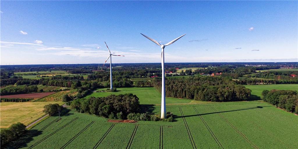 Zwei 247 Meter hohe Windräder in Südlohn geplant – Unterlagen liegen aus Hier ein Blick auf zwei Windkraftanlagen in der Südlohner Bauerschaft Eschlohn. Die hintere der beiden ist die Anlage, die abgebaut und durch eine modernere, viel höhere Anlage ersetzt werden soll. Der Standort für die neue Anlage ist links von dem Wirtschaftsweg geplant.
