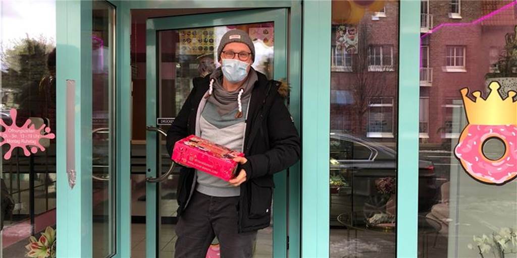 Extravagante Donuts: Lange Schlangen vor neuer Royal-Donut-Filiale in Lünen Nach fast 20 Minuten warten hat der zweite Kunde des Tages, Alexander Hartmann, seine vier Donuts ergattert.