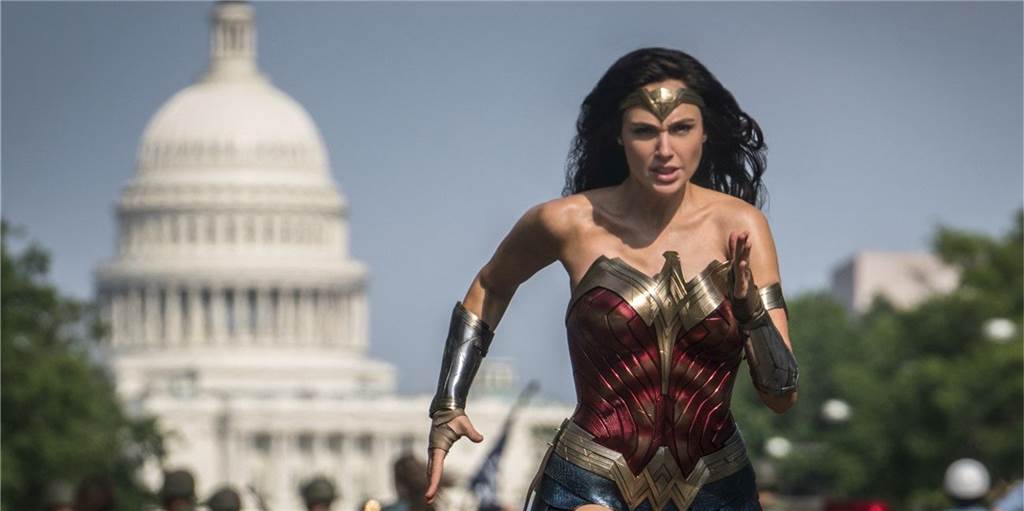 Neu bei Sky Cinema: „Wonder Woman 1984“ - In jedem Kostüm schön Ihre Mission heißt Weltrettung: Gal Gadot sprintet im Amazonen-Kampfdress von „Wonder Woman“ durch Washington und sieht dabei so hinreißend aus wie eh und je.