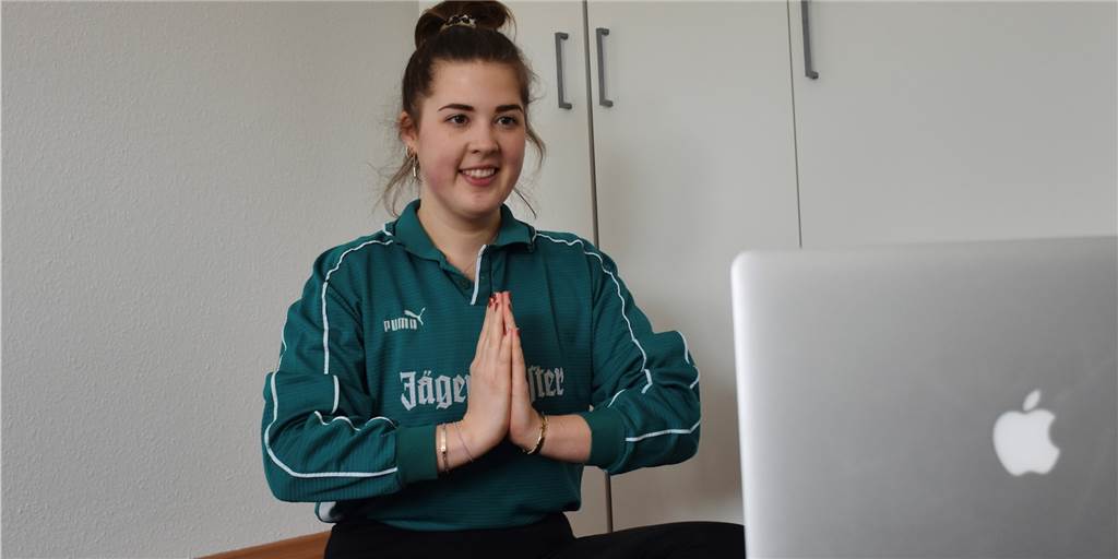 Im Schneidersitz vor dem Laptop: 90 Minuten Yoga über Zoom Ein schneller Klick auf den Zoom-Link und schon startet der Yoga-Kurs von Ulrike Speit des GKF Ahaus auf meinem Laptop.