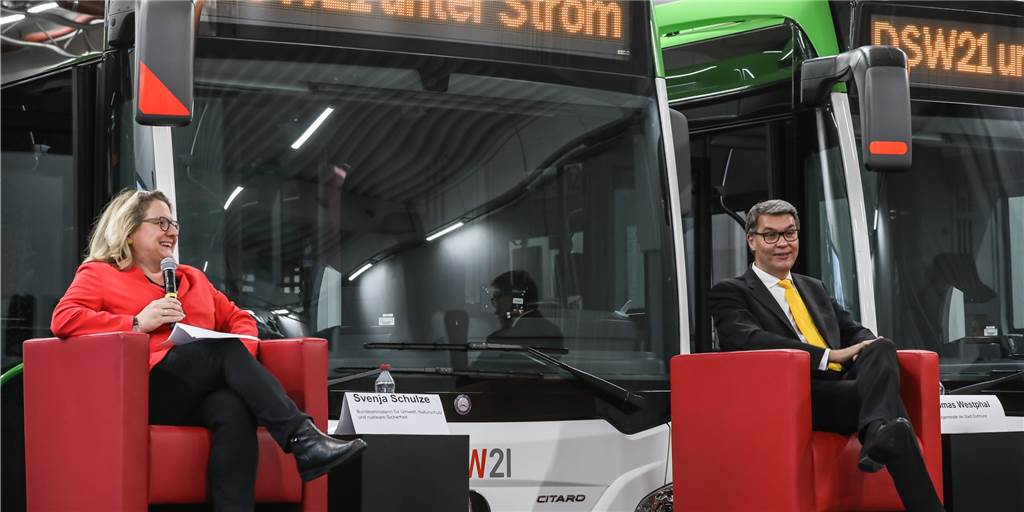 Bundesumweltministerin in Dortmund: DSW21 bekommt Millionen für E-Busse Bundesumweltministerin Svenja Schulze hat am Donnerstag einen millionenschweren Förderbescheid übergeben.