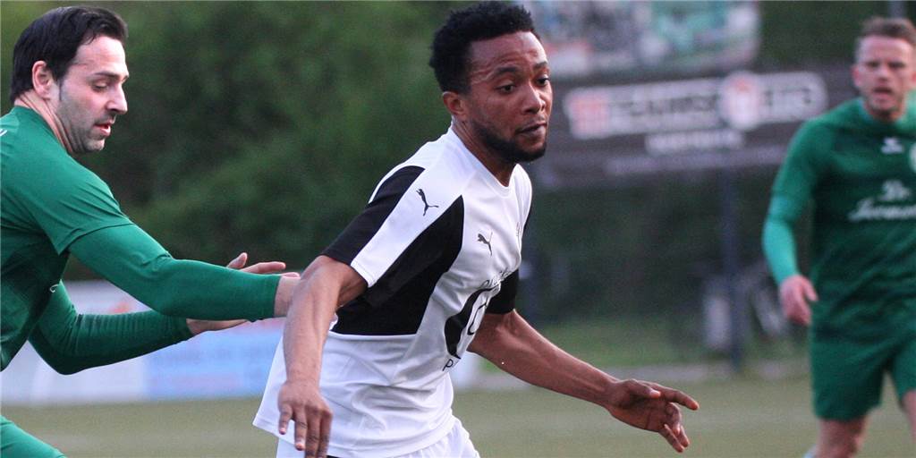 Ex-Westfalenliga-Spieler ist die neue Offensiv-Hoffnung beim BV Brambauer Centurion Emokpaire (M.) spielt ab Sommer für den BV Brambauer und kommt aus Dortmund vom FC Brünninghausen.