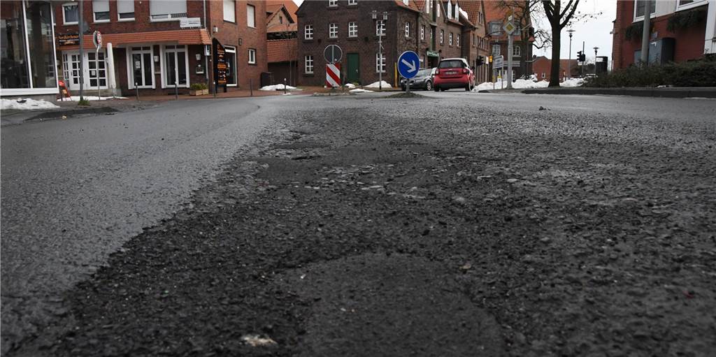 Nach der Schneeschmelze sind auch in Nordkirchen ein paar Straßenschäden zutage getreten. Hier auf der Schloßstraße.