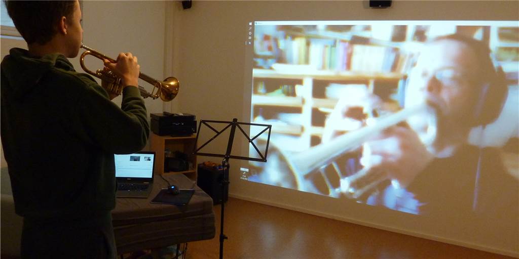 Musikschule Haltern: Digitalisierungs-Schub durch die Corona-Pandemie Lehrer auf der Leinwand: So wie bei diesem Trompetenschüler, hier im Videounterricht mit seinem Lehrer Thomas Stählker, läuft derzeit das digitale Unterrichtsangebot an der städtischen Musikschule.
