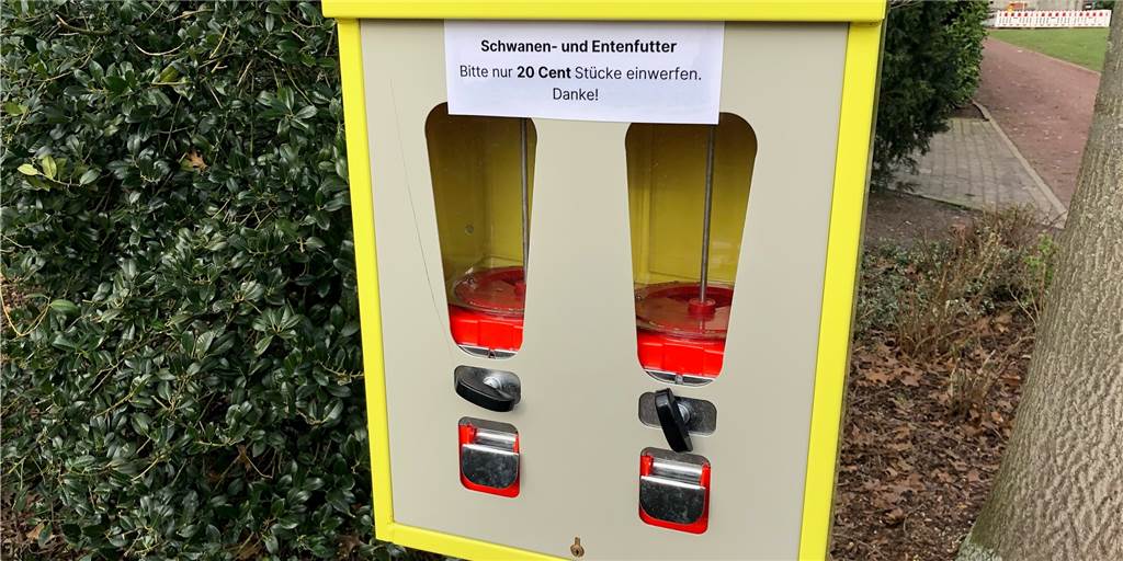 Futterautomat für Schwäne und Enten ist leer - und zwar absichtlich Der Futterautomat an der Gräfte zwei Wochen, nachdem er aufgestellt wurde: leer.