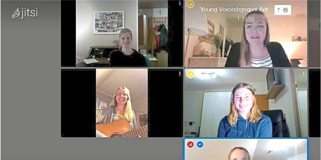 Sängerinnen der Alstätter „Young Voices“ proben am heimischen Computer Eine App für Musiker ermöglicht es, dass einzelne Stimmlagen gemeinsam proben können.