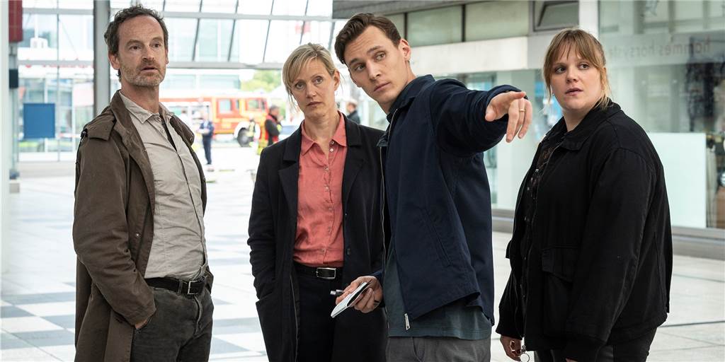 Fünf Gründe, warum man diesen Dortmund-Tatort gesehen haben muss Bei Löscharbeiten in der Gerbersiedlung wurde eine Tote gefunden. Die Mordkommission mit Peter Faber (Jörg Hartmann), Martina Bönisch (Anna Schudt), Jan Pawlak (Rick Okon) und ihrer neuen Kollegin
Rosa Herzog (Stefanie Reinsperger) nimmt die Ermittlungen auf.