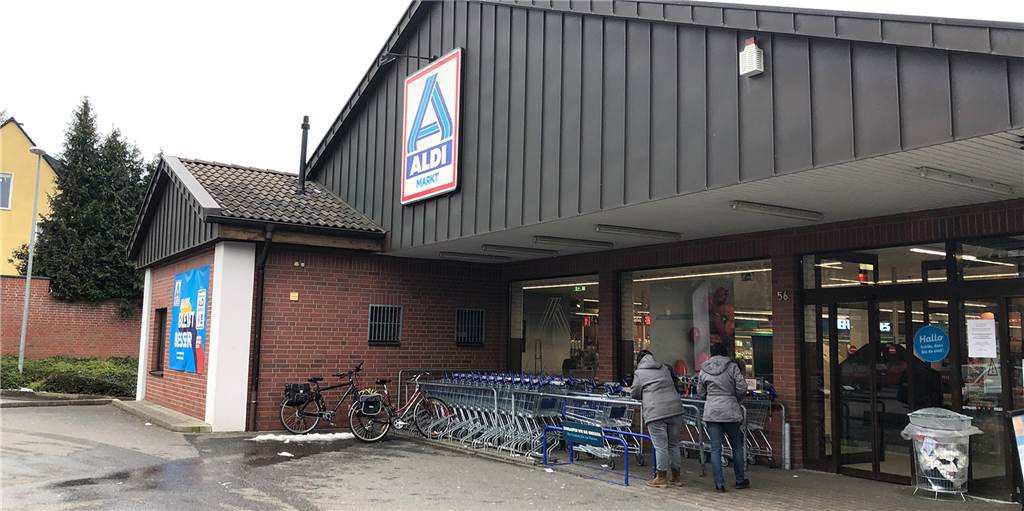 Zoff um Aldi-Neubau: Grüne wollen ein Gespräch mit allen Beteiligten Aldi Nord will den jetzigen Markt und die benachbarte ehemalige Sparkassen-Filiale abreißen und durch einen Neubau ersetzen.