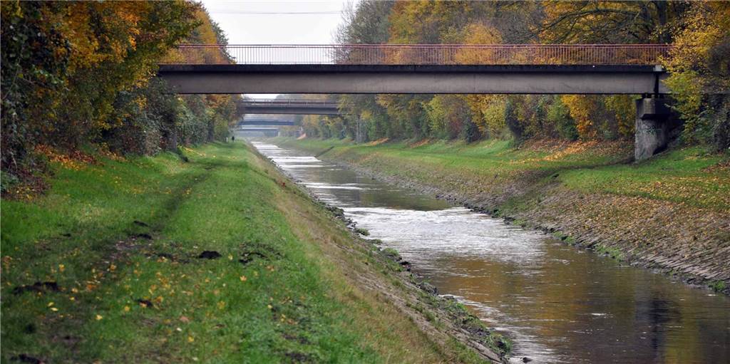 Lange Debatte und Beschluss zu Beton-Emscher und Weltkulturerbe Ruhrgebiet So sieht die Emscher heute noch aus in Castrop-Rauxel. Künftig wird sie bis auf die rechts und links zu erkennenden Wiesenbereiche, die sogenannte Berme, ragen.