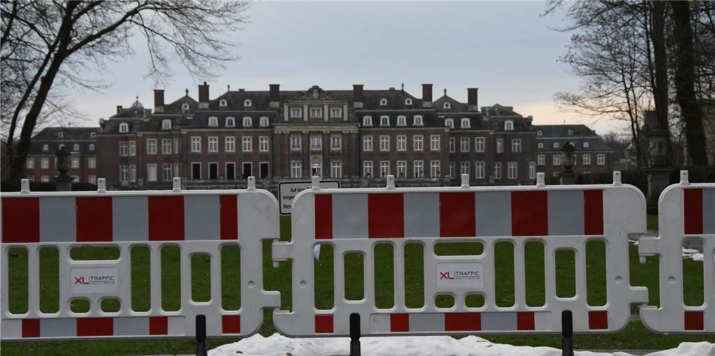 Filmdreh im Schloss Nordkirchen: Kleiner Blick durch das Schlüsselloch Das Schloss Nordkirchen ist abgesperrt. Jedenfalls kommt niemand in den Innenhof. Dort laufen die Vorbereitungen für die Dreharbeiten zum Film "Spencer" mit Kristen Stewart in der Hauptrolle der Lady Diana. Der Film soll zu einem geschichtsträchtigen Zeitpunkt in die deutschen Kinos kommen.