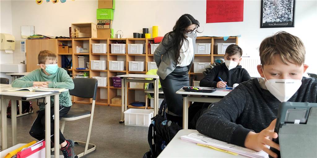 Distanzlernen in der Losbergschule – wenn das Homeschooling nicht klappt Die Fünftklässler Lennox, Mike und Lukas (von links) nehmen die Notbetreuung gerne in Anspruch. Schulsozialarbeiterin Michelle Cannoletta blickt Mike über die Schulter.