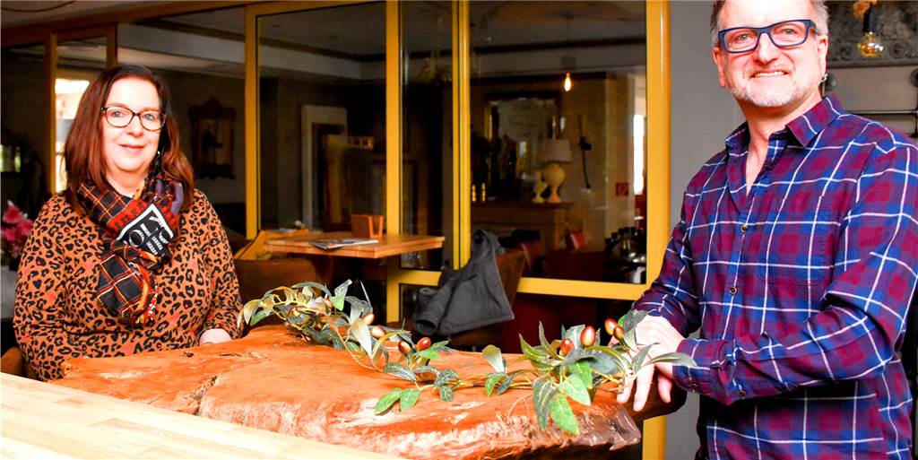 Team vom Vivendi hofft auf die Öffnung der Gastronomie zu Ostern Marlies Kloppenborg und Gregor Herking betreiben das Vivendi seit zwölf Jahren gemeinsam. Sie hoffen, dass sie wenigstens nach Ostern wieder öffnen können. Mit persönlichen Ersparnissen halten sie sich gerade über Wasser.