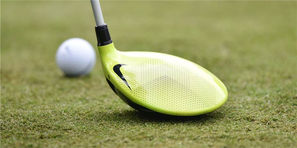 Golfer freuen sich über Lockerungen Golfschläger und Ball