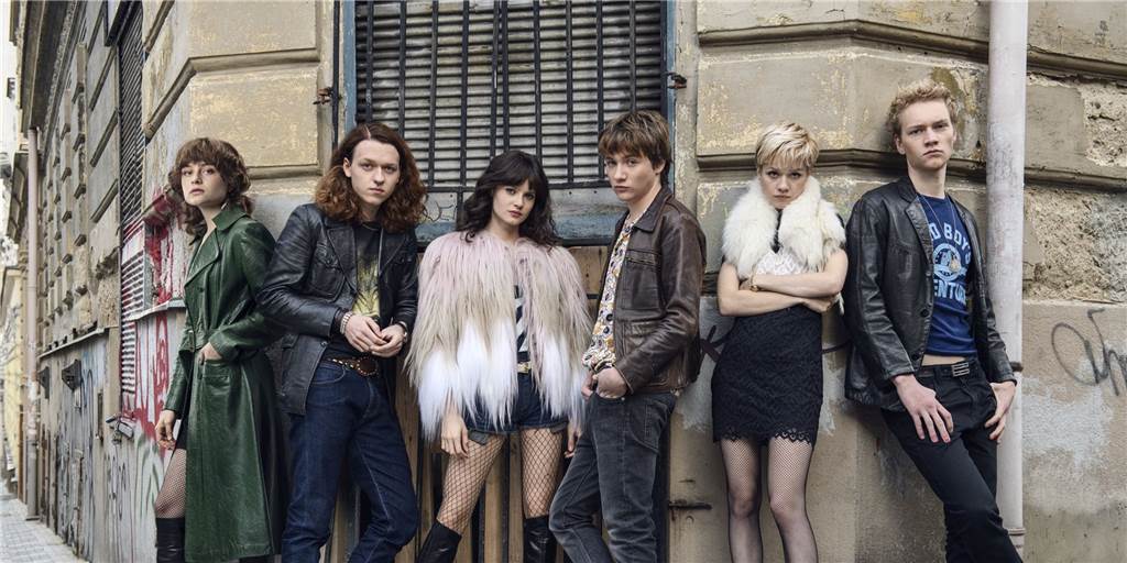 Neu bei Amazon: Krampfig cooler Heroin-Chic in „Wir Kinder vom Bahnhof Zoo“ So können Verlierer auch aussehen, nämlich lässig wie Rockstars, die für ein Albumcover posieren: Christiane (Jane McKinnon, 3.v.l.) steht selbstbewusst inmitten ihrer Freunde. Stella ist dabei (Lena Urzendowsky, l.), Babsi (Lea Drinda, 2.v.r.), dazu Alex, Benno, Michi (v.l.).