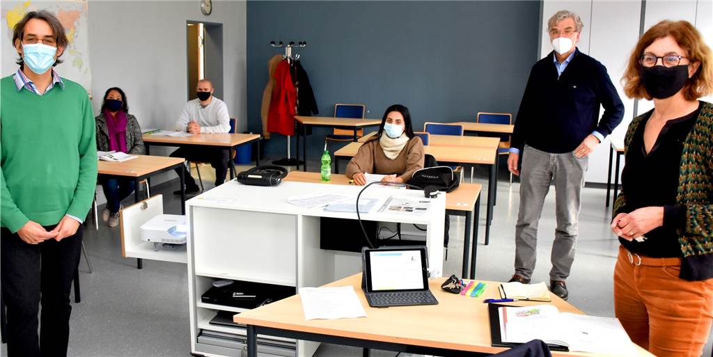 VHS kämpft sich durch den Lockdown – Schlossgespräche erstmals online Dr. Nikolaus Schneider (l.) und Adelheid Boer von der VHS – hier in einem Deutschkurs mit Dozent Reinhold Lensing im vergangenen November. Präsenzkurse sind im Moment nicht möglich. Die VHS weitet dafür ihr Onlineangebot aus.
