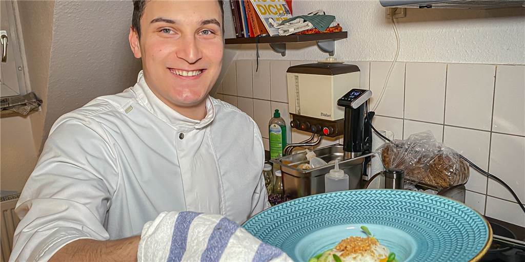 Aus dem Edel-Restaurant in die private Küche - Mietkoch im Test Norbert Jevcsak präsentiert seinen Kabeljau, der mit Zwiebelkrüstchen garniert ist und in Fenchelsauce serviert wird.
