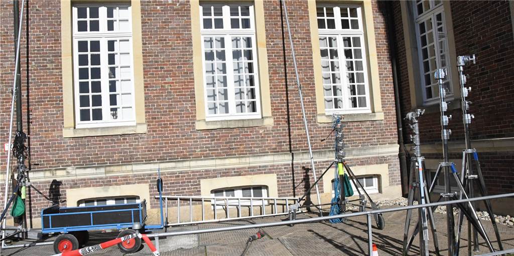Schloss Nordkirchen: Ein Hauch von Frühling und eine Ahnung von Kristen Stewart Ein Hauch von Hollywood: Ständer - offenbar für die Beleuchtung der Dreharbeiten - zeugen von den Filmaufnahmen im Innenhof des Schlosses Nordkirchen.