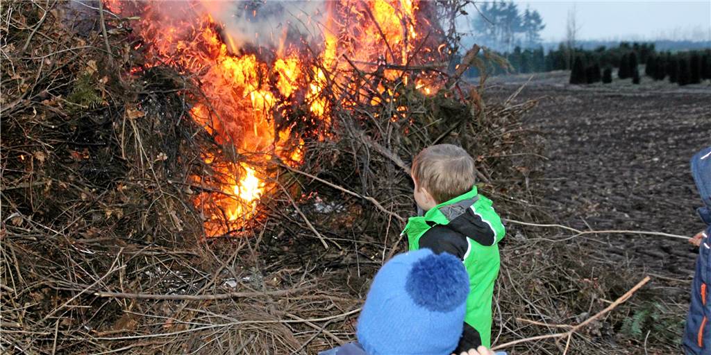 Politik will strenge Auflagen für Osterfeuer möglichst verhindern Unabhängig von der Corona-Pandemie sollen die Osterfeuer in Vreden reduziert werden. Hier ein Foto aus dem Jahr 2018 vom Brauchtumsfeuer der KAB St. Marien.