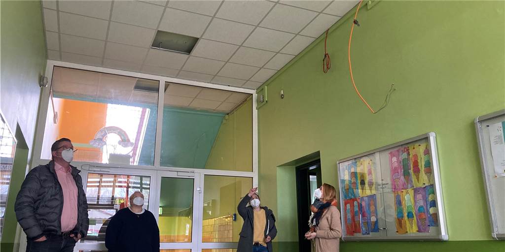 Dortmunder Grundschule hat Platznot: Nur zwei nutzbare Klassenräume Die Decke des Eingangs der Grafengrundschule musste repariert werden, weil sie vor Weihnachten beinahe herabgefallen wäre, erzählt die Schulleiterin Laura Stachowiak (2.v.r). Sabine Adamek (r., Pädagogin), Claudia Brückel (CDU) und Marcel Thiemann (l., Schulpflegschaftsvorsitzender) schauen sich mit der Leiterin die Mängel in der Schule an.