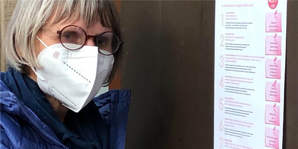Sieben Thesen an Ahauser Kirchentür sollen Verantwortliche wachrütteln Johanna Schmitz hat die sieben Thesen an der Tür der Kirche St. Mariä Himmelfahrt am Sonntagabend fotografiert. Sie hofft, dass viele Menschen die Forderungen der Reformbewegung lesen.