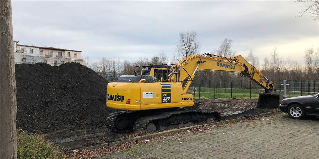 Auf einem ehemaligen Dortmunder Fußballplatz entsteht ein Wohngebiet Auf der Fläche des ehemaligen Bergstadions tut sich etwas. Der "AAV - Verband für Flächenrecycling und Altlastensanierung" bereitet dort den Boden für eine künftige Bebauung auf.