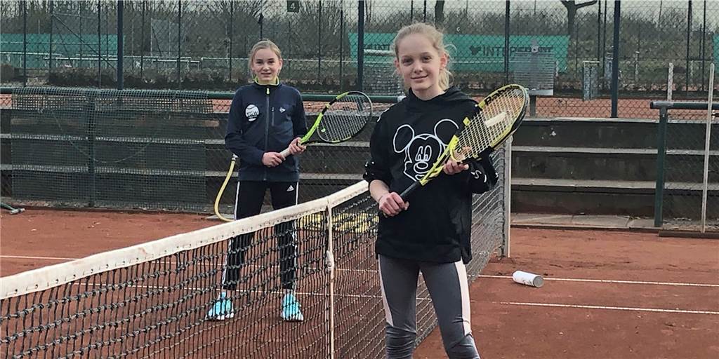 Re-Start im Ahauser Sport: Vereine nach Lockerung wieder am Ball Seit Montag wird beim TC GW Ahaus wieder Tennis gespielt. Zu den ersten auf den Plätzen zählten Marlene Rosen (l.) und Helena Börsting.