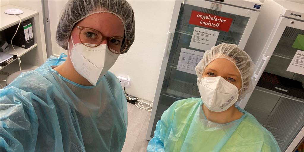 Impfzentrum in Dülmen: Nordkirchenerin liefert Blick hinter die Kulissen Laura Höcke (r.) und Tanja Schlüter haben den Covid-19-Impfstoff im Impfzentrum in Dülmen aufbereitet.