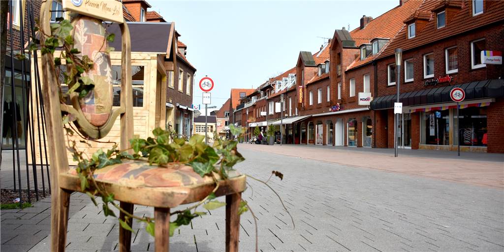 Umrankte Stühle sollen auf Situation der Gastronomen hinweisen Mit Efeu umrankte Stühle sollen in der Ahauser Innenstadt auf die Situation der Gastronomen in der Stadt und den Ortsteilen aufmerksam machen. Seit Mitte Dezember befindet sich die komplette Gastronomie im Lockdown.