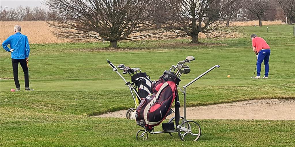 Nach Lockerung: Erster Golfer schlug in Castrop-Rauxel um 0.01 Uhr seine Bälle Nach Lockerung: Erster Golfer schlug in Castrop-Rauxel um 0.01 Uhr seine Bälle