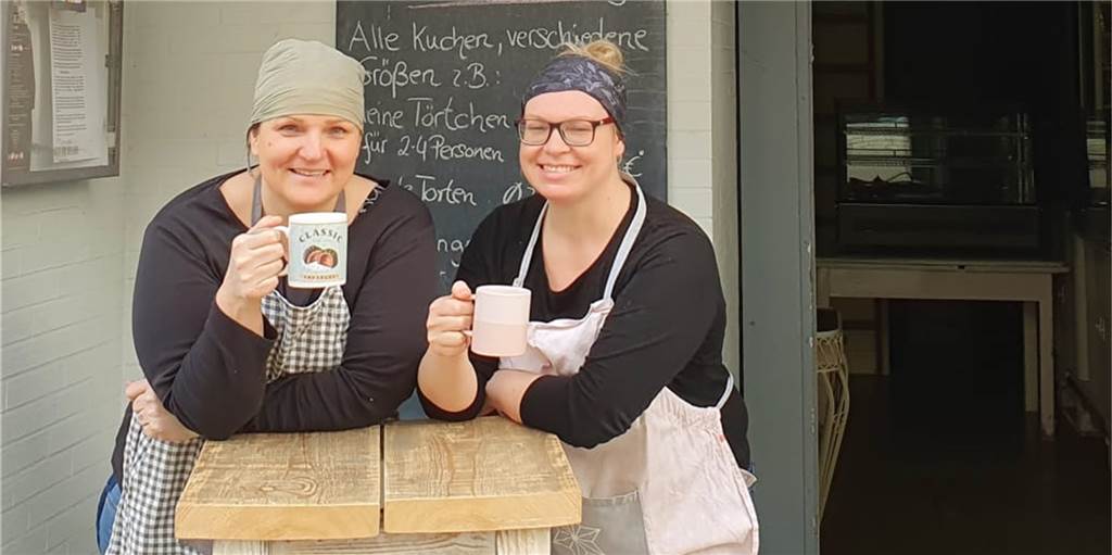 Beliebtes Café stand vor dem Corona-Aus – Jetzt rettet Umzug den Betrieb Katja Groppe und Mitarbeiterin Sarah Petermann vor dem aktuellen Eingang ihres Cafés in Habinghorst. Das Lokal ist zu teuer geworden durch den Lockdown.