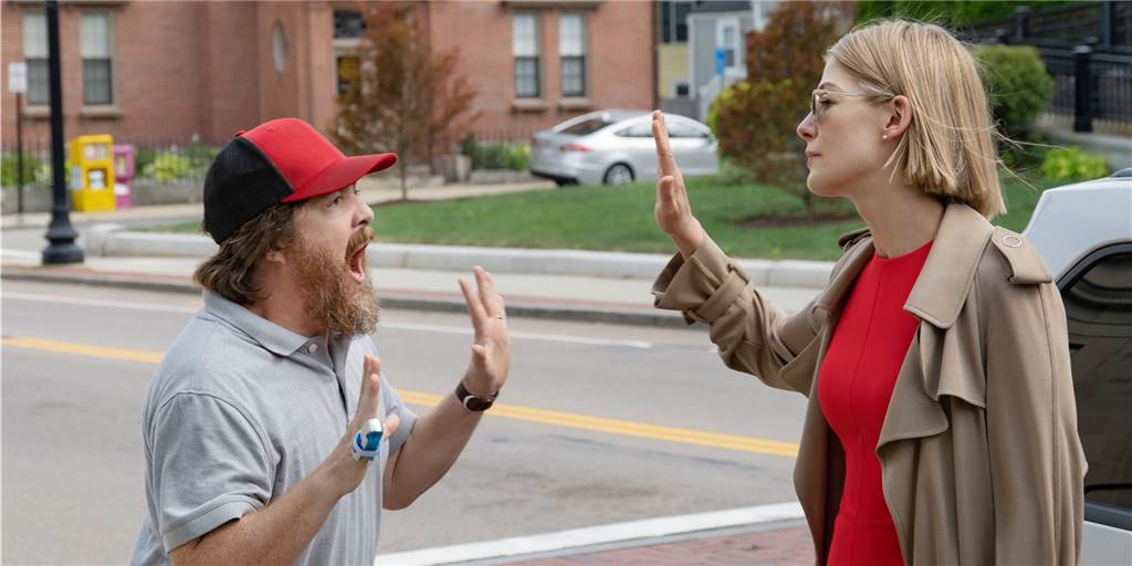 Neu bei Netflix: „I care a lot“ - Rentner als Opfer und Betreuerin sahnt kräftig ab Rosamund Pike spielt die abgebrühte Betreuerin Marla Grayson und wird auch mit wütenden Söhnen fertig.