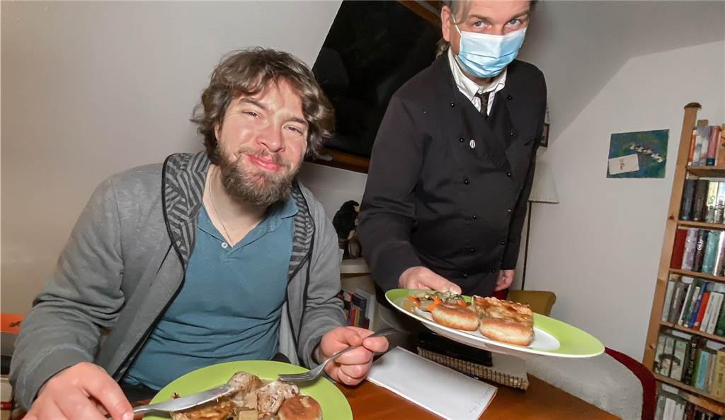 Mietkoch im Test: Gehobene Hausmannkost mit Entertainment-Faktor Koch Jan Möllmann hält die Macairekartoffeln mit buntem Gemüse und Steinpilz-Quiche in die Kamera. Ich lasse mir die Kalbsroulade in Madeira-Jus mit Macairekartoffeln und Gemüse schmecken.