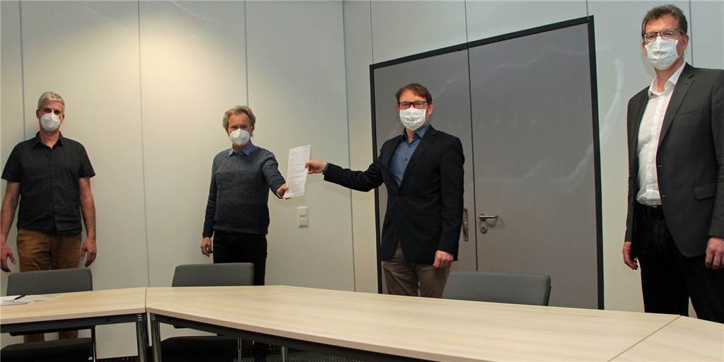 Neubau-Gegner beim Bürgermeister: „Das war ein Schuss in den Ofen“ Werner Thiemann (v. l.) und Michael Heimken von den Baaken-Anwohnern übergeben die Unterschriftenlisten an Bürgermeister Lothar Christ und Dezernent Ralf Bülte.
