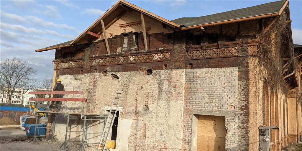 Bagger leistet ganze Arbeit: Ein Teil des Bahnhofs Dorsten abgerissen Der Anbau am Dorstener Bahnhofsgebäude ist verschwunden.