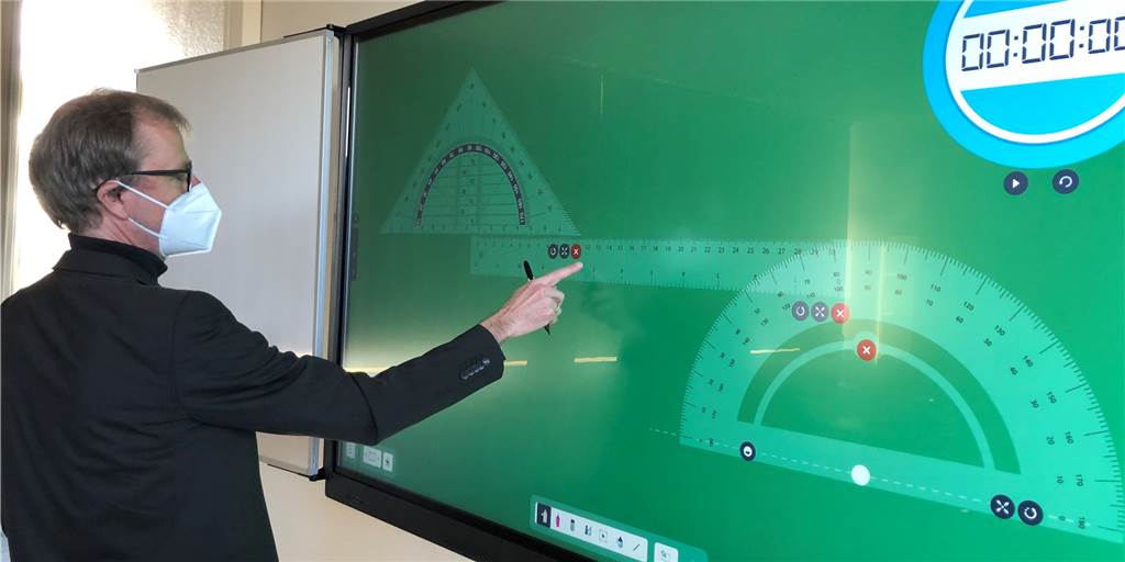 Stadtlohner Schulen werden digitaler – aber sie sind längst nicht am Ziel Jochen Wilsmann an der neuen Touchscreentafel: Der Schulleiter des Geschwister-Scholl-Gymnasiums sieht die Schulen der Stadt Stadtlohn auf einem guten Weg in die Digitalisierung.