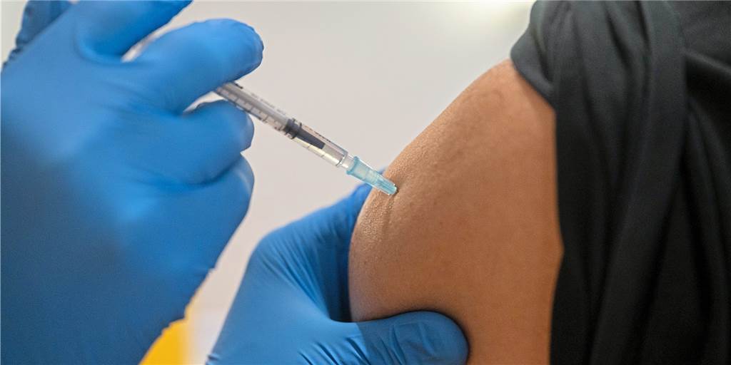 Corona-Impfungen: Auch einige Friseure können auf die Prioritätenliste Nicht nur Senioren und Pflegekräfte, sondern auch einige Friseure und andere Berufsgruppen können gegen das Coronavirus geimpft werden.