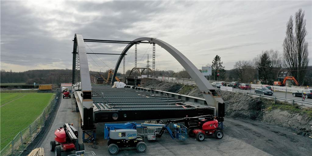 Bögen für Kanalbrücke Gahmener Straße: Noch ruhen sie auf Gerüsten Die neue Kanalbrücke an der Gahmener Straße nimmt Formen an. Bald wird das Bauwerk zusammengeschweißt.