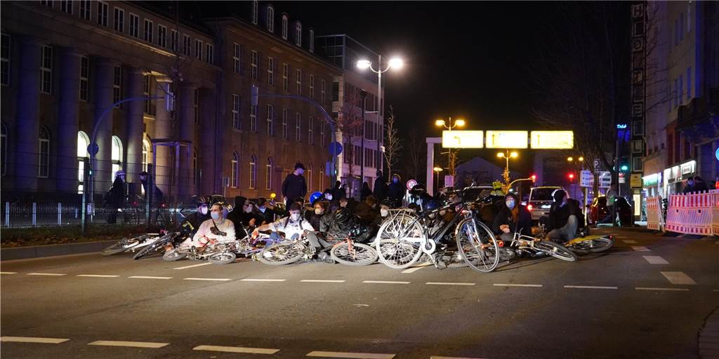 Impfgegner-Demo und Radfahrer-Blockaden legen Verkehr auf dem Wall lahm Auch in der Nähe des Hauptbahnhofs blockierten wieder Fahrräder und deren Besitzer die Straße.