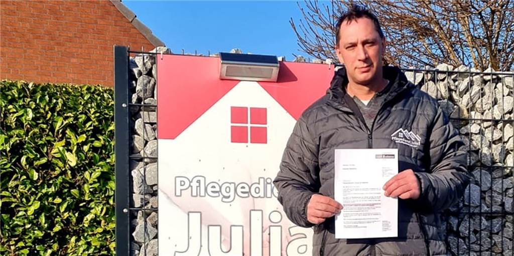 Impfzentrum storniert alle Termine für ambulanten Pflegedienst aus Werne Frank Löbbert vom Pflegedienst Julia aus Werne hält die Absage für die Zweitimpfungen seiner Mitarbeiter in den Händen.