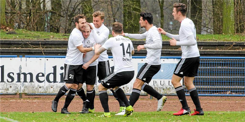 Ziemlich beste Freunde: Ostdorf trifft Oerterers Abgang „nicht ganz unvorbereitet“ Timo Ostdorf (2.v.l.) und Stefan Oerterer (3.v.r.) verbindet eine lange Freundschaft. Viele Jahre spielten sie zusammen, seit 2020 ist Ostdorf Oerterers Trainer.