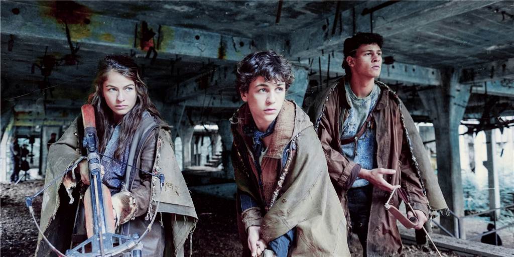 Neu bei Netflix: Krieger der Zukunft in „Tribes Of Europa“ Die Geschwister Liv (Henriette Confurius), Elja (David Ali Rashed, m.) und Kiano (Emilio Sakraya, r.) gehören zu einem friedliebenden Stamm, müssen sich aber ihrer Haut wehren, als sie überfallen werden.
