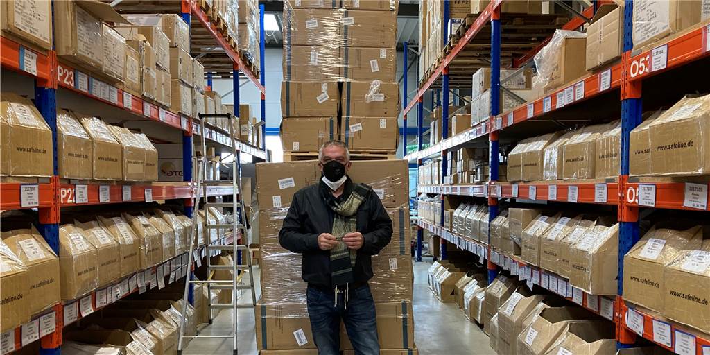 Dortmunder Unternehmen testet alle Mitarbeitenden täglich auf Corona Heiner Joswig, Geschäftsführer des Dortmunder Unternehmens Safeline, vor palettenweise gestapelten Corona-Schnelltests, die auf den Verkauf warten.