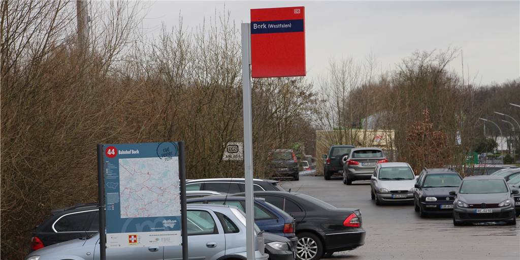 Bahnhof in Bork: Wann hat das Parkchaos ein Ende? Dieses Foto stammt aus dem Jahr 2018. An der Parkplatznot am Bahnhof Bork hat sich seitdem aber nichts geändert.