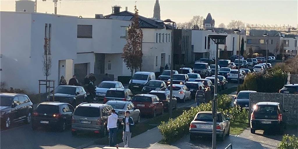 Nach Anwohnerprotest: Rolle rückwärts beim Parkraumkonzept Phoenix-See An schönen Wochenenden schiebt sich eine Blechlawine durch die Straßen am Phoenix-See.