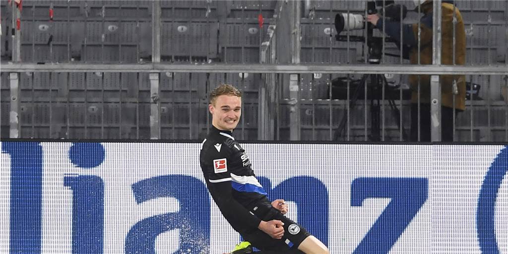 Amos Pieper beim Jubel über sein erstes Profi-Tor - ausgerechnet bei Bayern München.