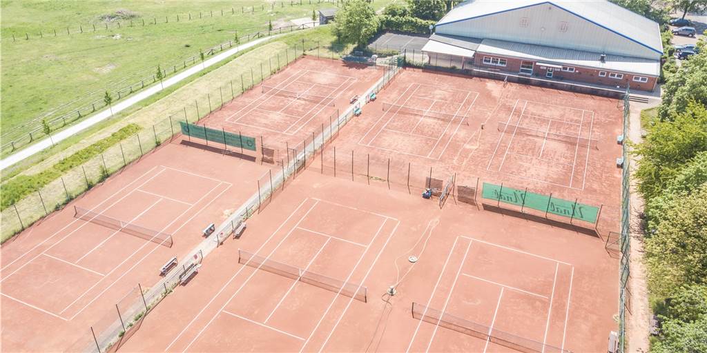 Trotz Erlaubnis: Heimische Tennisvereine öffnen die Plätze nicht und kritisieren die Bundesländer Obwohl Tennis draußen zu zweit wieder erlaubt ist, bleiben die Plätze wie der des Olfener TC leer.